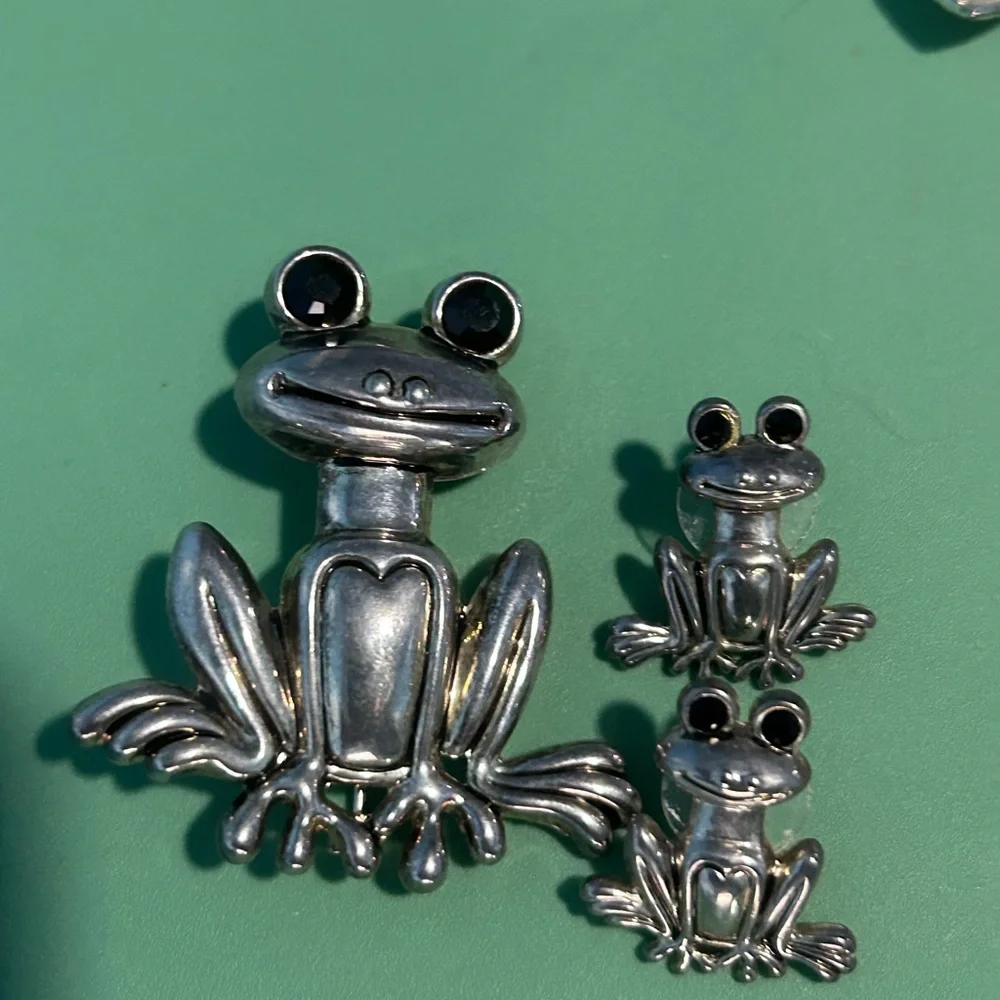 Lot of Jewelry Some Signed Frog Brooch With Earrings Cat Dog Brooch Heart Set - Picture 3 of 7